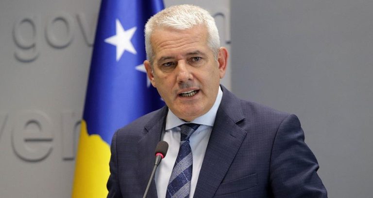 Ministri i Brendshëm i Kosovës akuza kreut të Listës Serbe: Po mban veriun të bllokuar me bandat kriminale