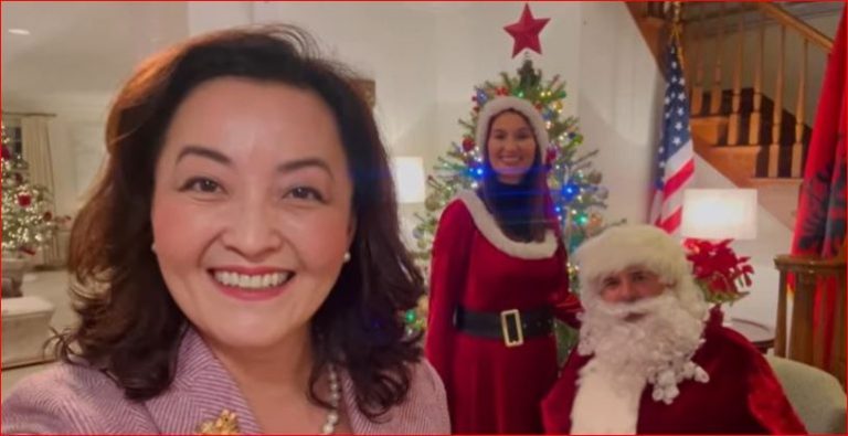 Ambasadorja amerikane Yuri Kim ka uruar të gjithë shqiptarët përmes një videoje në rrjetet sociale, për festat e fundvitit.