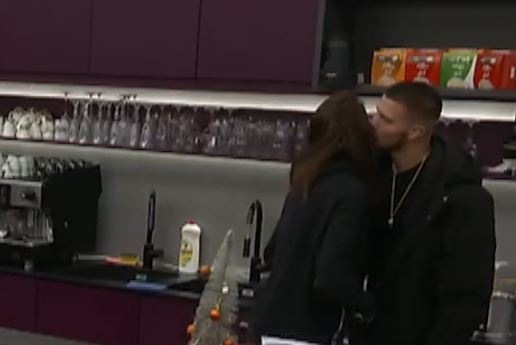 Tjetër çift në BBV Kosova? Andi dhe Gresa shkëmbejnë puthjen e parë