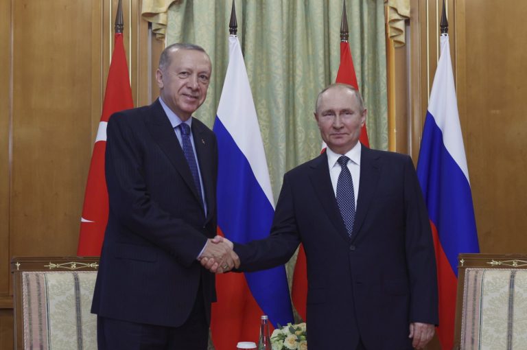 Erdogan telefonatë me Putin: Turqia gati për të qenë negociatore mes Rusisë dhe Ukrainës
