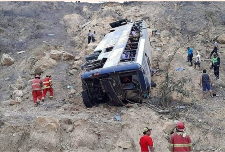 Aksident tragjik në Peru, autobusi bie në humnerë dhe vdesin të paktën 25 pasagjerë