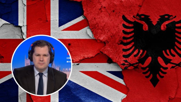 “Ju i ofenduat emigrantët shqiptarë! Imagjinoni sikur t’ua thoshin britanikëve”, gazetari e vë me shpatulla pas murit, ministri: Nuk pendohem për deklaratat