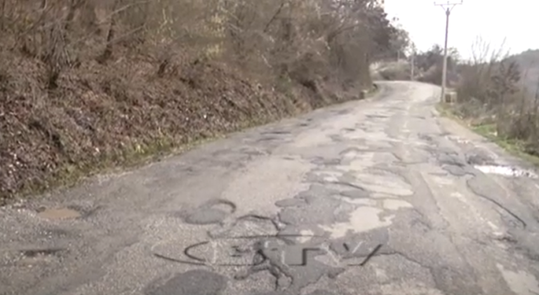 VIDEO – Rruga nacionale Peshkopi–Maqellarë në gjendje skandaloze