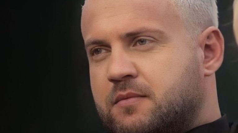 Forca Luiz të duam”- Si e mbështetën fansat jashtë spitalit këngëtarin kur doli nga shtëpia për të bërë analizat