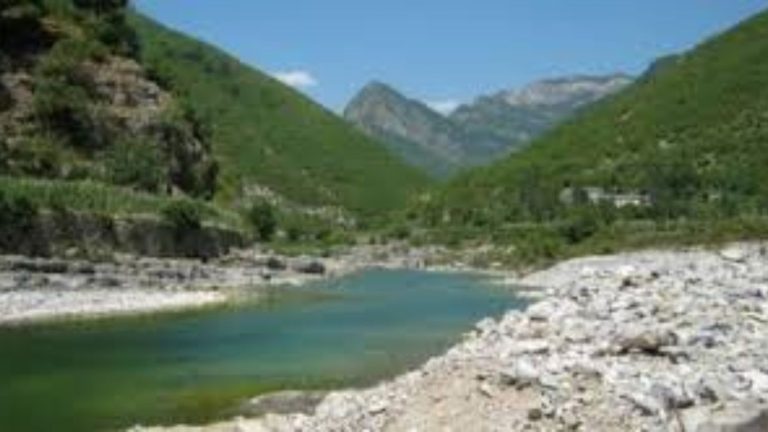Hodhi foshnjën e saj në lumë, lihet në burg 32-vjeçarja