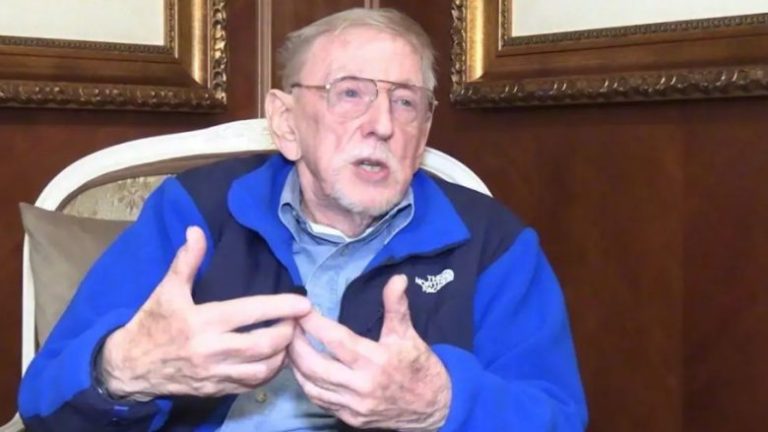 Intrervista e ambasadorit Walker: Serbia ka investuar në propagandën kundër masakrës së Reçakut, Vuçiçi ishte në zinxhirin komandues të Millosheviçit