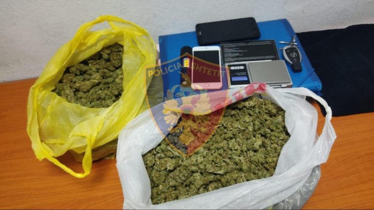 Arrestohet 30-vjeçari, kishte drogën dhe peshoren në makinë