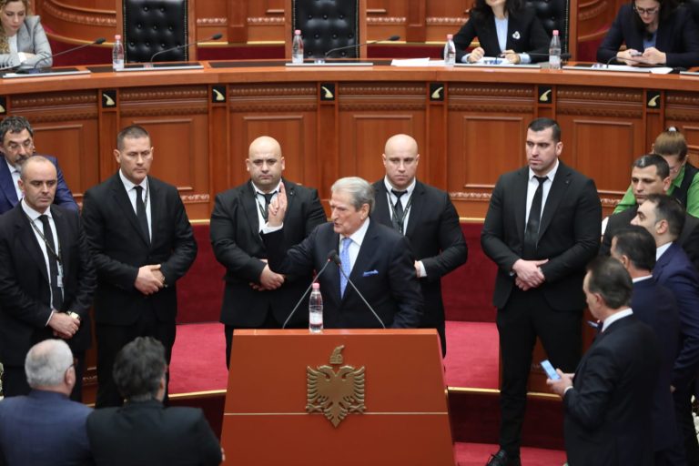 Kaos në Kuvend/ Sali Berisha përjashtohet nga seanca, deputetët e PD protestojnë, i bien tavolinave