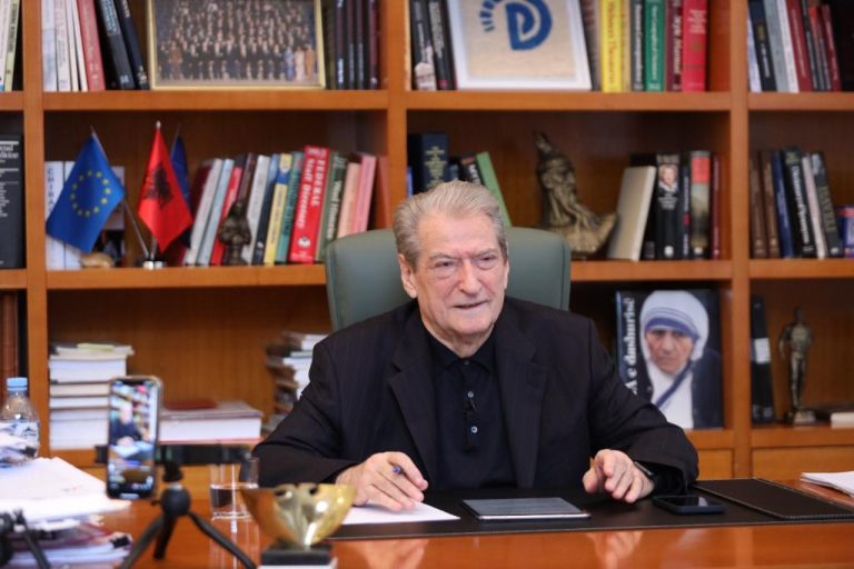Sali Berisha flet për arsimin: “Do t’i kthejmë të rinjtë në Shqipëri”