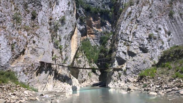 Kishte mbetur i bllokuar mes shkëmbinjve në kanionet e Gramshit, nxirret shëndoshë e mirë 43-vjeçari