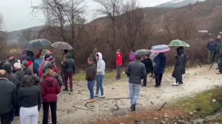 VIDEO – ‘Lufta’ për ujin, banorët e Kërçishtit e mbrojnë me çdo kusht dhe ‘armatosen’
