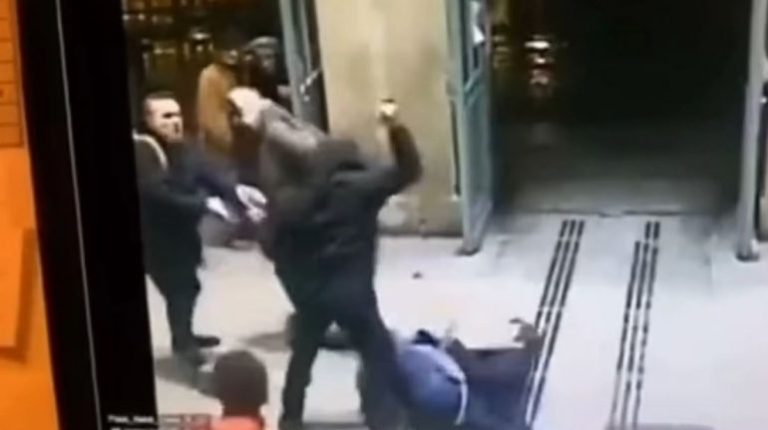 VIDEO- Sulmi horror në Paris, qëlloi barbarisht me thikë 6 persona, 23-vjeçari po mbahet në paraburgim