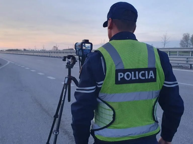 Tentuan të korruptonin policët e rrugores me para, procedohen dy shoferë
