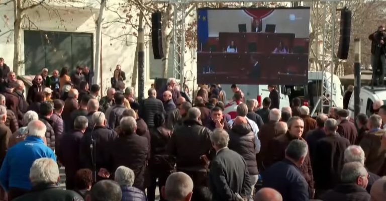 Protesta e opozitës: Deputetët e përjashtuar të PD përplasen me Gardën, na lini të hyjmë!