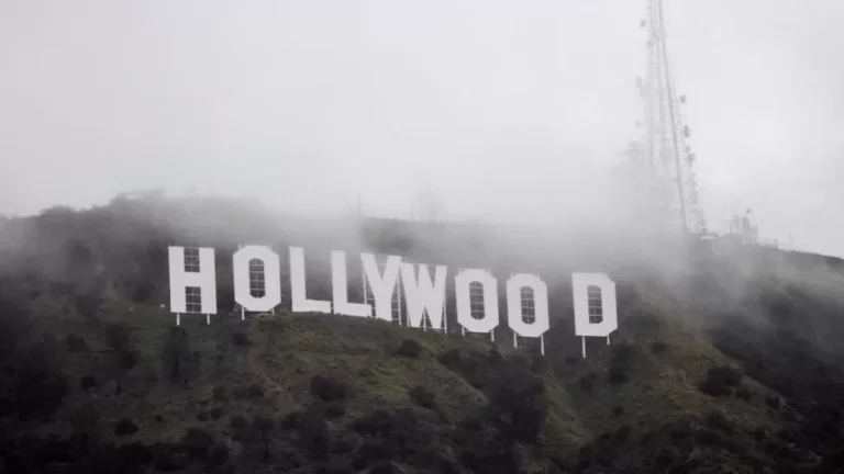 Shenja ikonike e “Hollywood” mbulohet nga dëbora