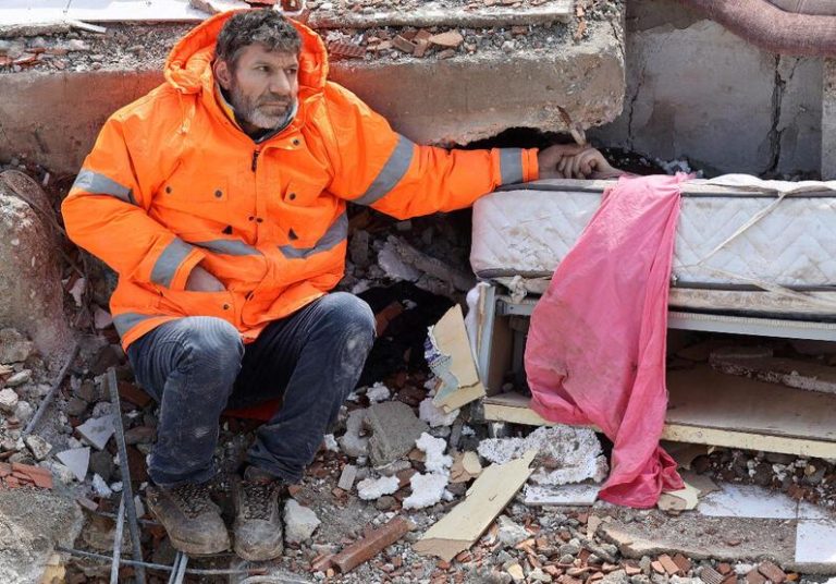 Pamje që të thyejnë zemrën, babai nuk i lëshon për asnjë moment dorën vajzës së tij të vdekur të mbetur nën rrënoja