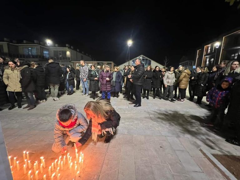 VIDEO – Qytetarët e Bulqizës ndezin qirinj në shenjë solidariteti për viktimat e tërmetit në Turqi dhe Siri