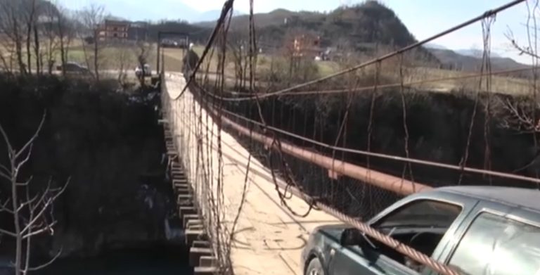 VIDEO – Ura e Domit vijon të jetë rrezik për ata që kalojnë mbi të
