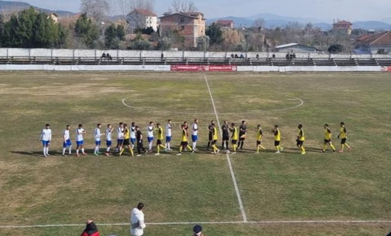 Sërish dhunë në futbollin shqiptar, sherri masiv ndërpret ndeshjen