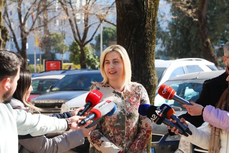 Spiropali ndërpreu seancën për gjuhën e përdorur, Ina Zhupa: Inskenim bajat për të mos lejuar interpelancën. I qëndroj asaj që thashë, z.Braçe të mos hajë shumë miza