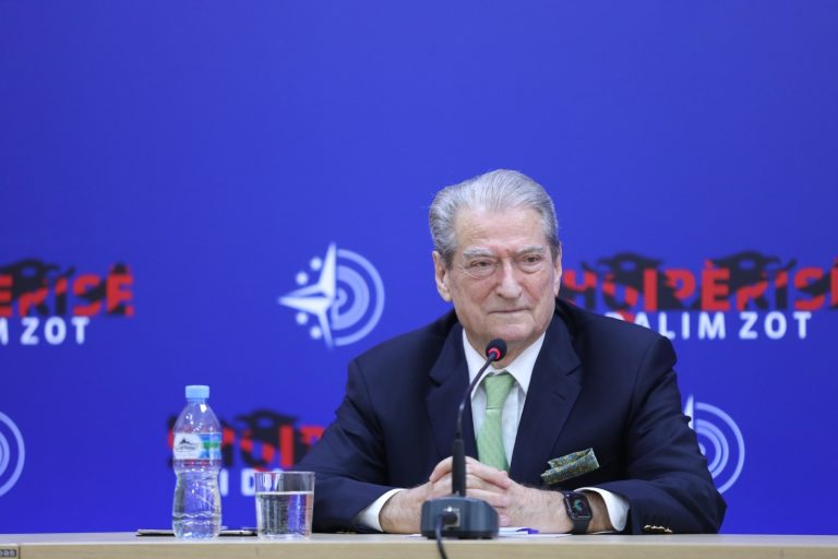 “Miliona euro në këmbim që t’i hiqnin emrin nga lista e zezë”, Berisha nxjerr emrin: Kush është biznesmeni që u kërcënua nga McGonigal, Neza dhe Duçka