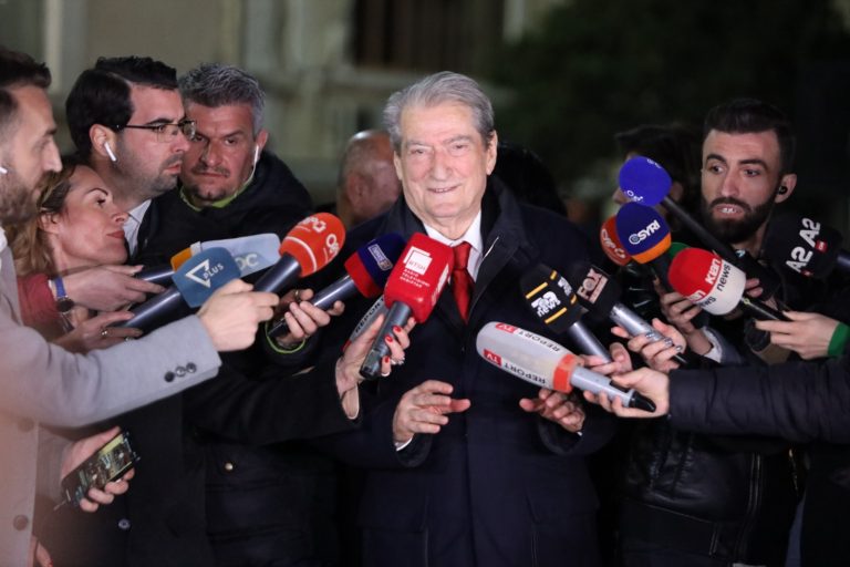 Berisha flet pas seancës: Reagimi kolektiv i zonjave socialiste ishte si miza pas veshit