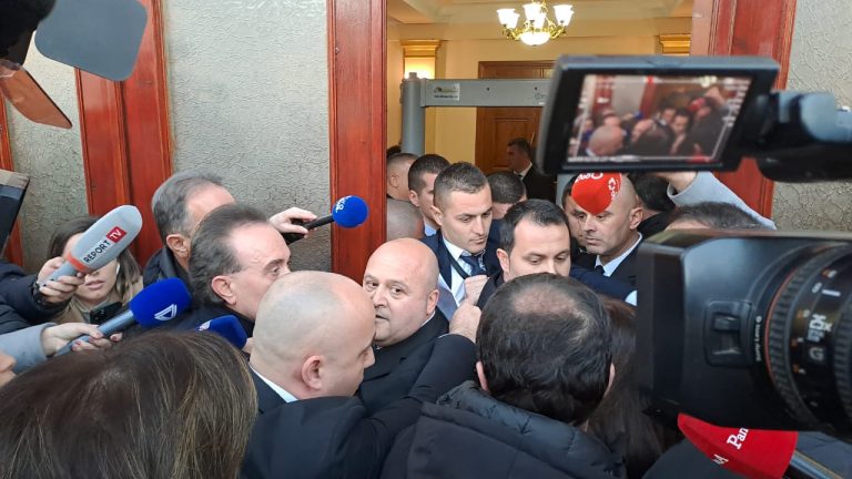 LIVE/ Tensione në hyrje të Kuvendit, Garda nuk lejon që të futen në sallë deputetët e PD të përjashtuar nga seancat