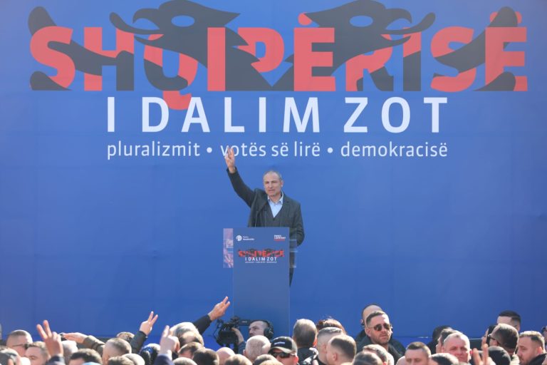 Bumçi: Shqiptarët po largohen si sirianët, Rama të ikë ose do të përballet me…