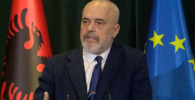 Protesta vetëm disa minuta larg/ Rama konferencë me homologun bavarez në Kryeministri