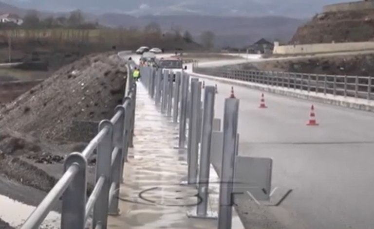 VIDEO – Pas aksidenteve tragjike, nis montimi i barrierave metalike në Gjoricë