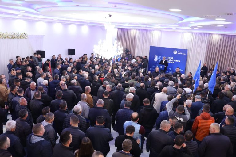 Berisha me demokratët në Bulqizë, kujton kohën e themelimit të PD