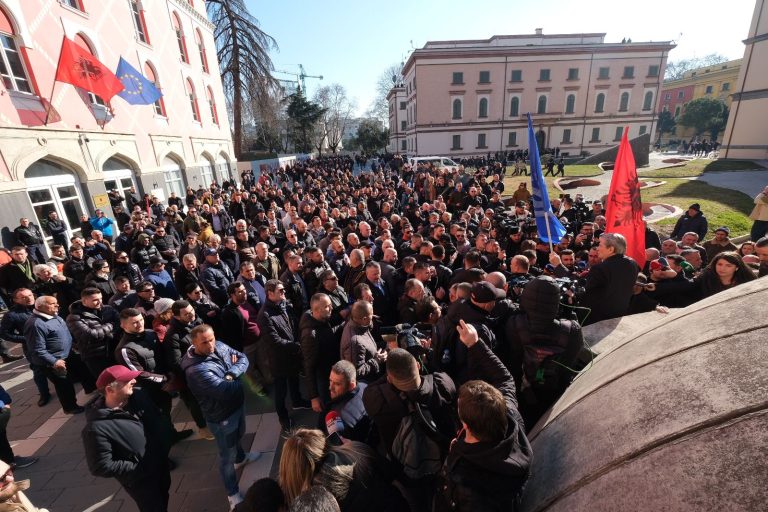 Opozita proteston serisht sot para parlamentit