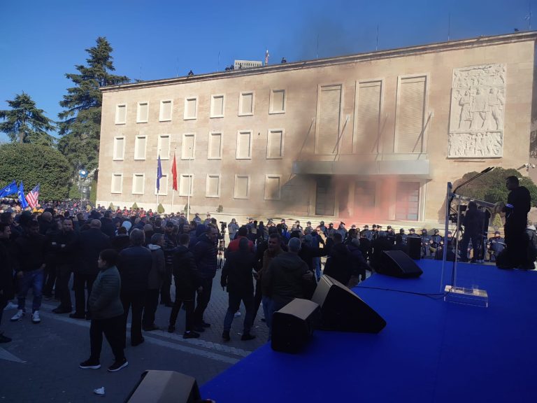 Hodhën tymuese para kryeministrisë, Policia shoqëron tre protestues të PD-së