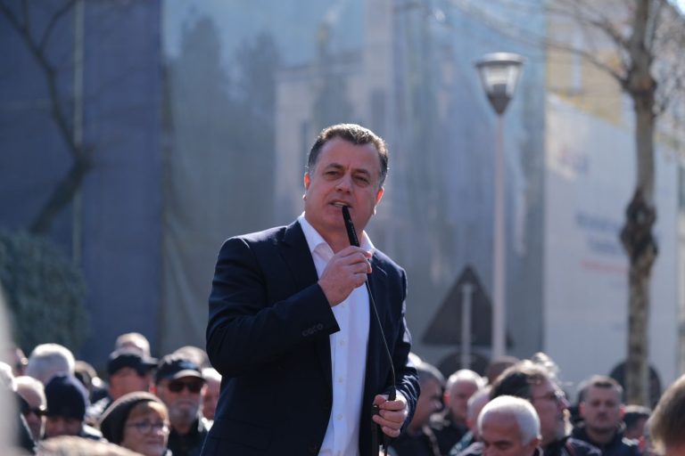 Flamur Noka i bashkohet protestuesve: S’mund të ndalosh një popull të lirë!