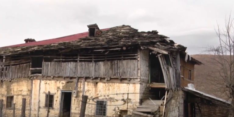 VIDEO – Fshati Zall-Strikçan i mbetur me pesë shtëpi, banorët: Presim të vijnë njerëz por na vizitojnë kafshët e egra