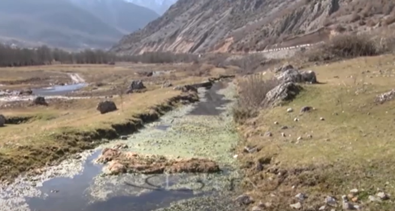 VIDEO – Kanali që dikur vadiste qindra hektar tokë, sot as 1 hektar nuk e vadit