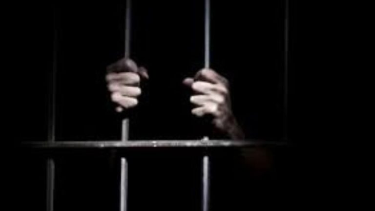 Gruaja plagos me thikë bashkëjetuesin, arrestohet 33-vjeçarja