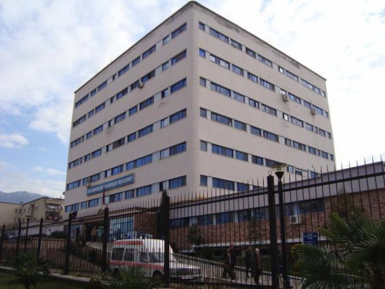 E rëndë në maternitetin “Koço Gliozheni”/ 29-vjeçarja humb jetën pak ditë pasi lindi foshnjën