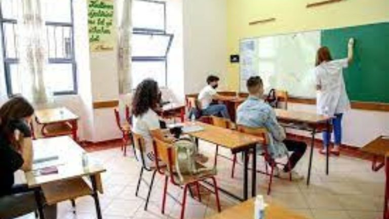 Testi për licencën, hapet thirrja për mësuesit e rinj. Regjistrimet deri në 24 shkurt, kriteret dhe lista e dokumenteve që nevojiten për t’u futur në provim shteti