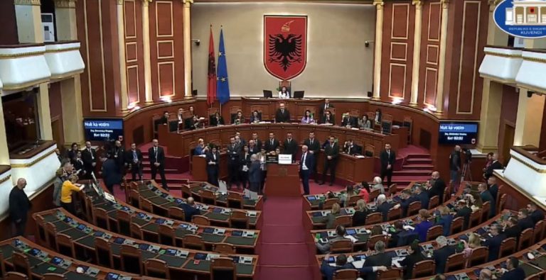 Maxhoranca rrëzon kërkesën e opozitës për shkarkimin e Lindita Nikollës