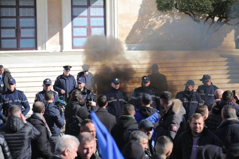 VIDEO – Protesta e opozitës për McGonigal në sytë e qytetarëve të Bulqizës