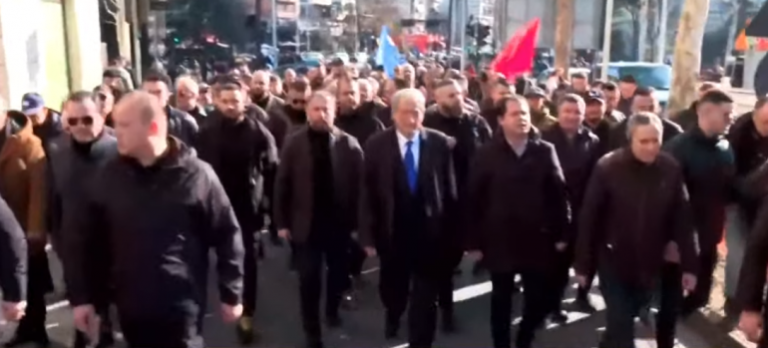 Kreu i PD Sali Berisha dhe protestuesit i drejtohen Parlamentit