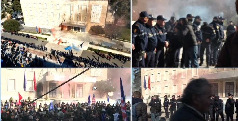 Gardhi para kryeministrisë, protestuesi përqafon dhe puth punonjësit e policisë