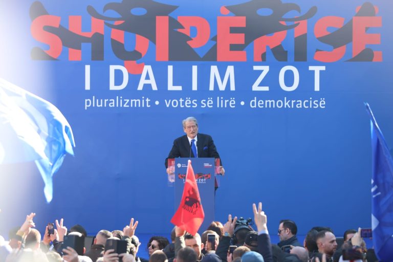 “O besëprerë! Kombi s’ka pasur një faqezi të dytë si ti”, Berisha i prerë: Jep dorëheqjen!