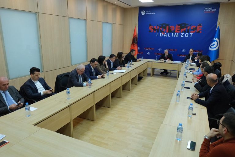Përpara nisjes së protestës, Berisha në mbledhje grupi: Kushtetuta shkelmohet në Parlament