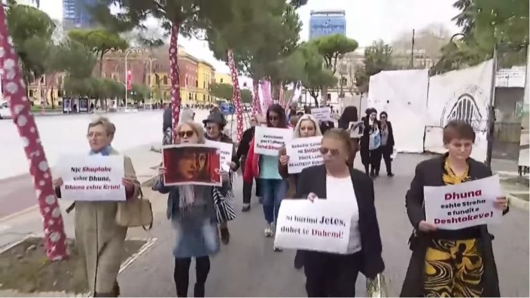 Në Ditën Ndërkombëtare të Gruas, gratë e LDGSH protestë para Kryeministrisë