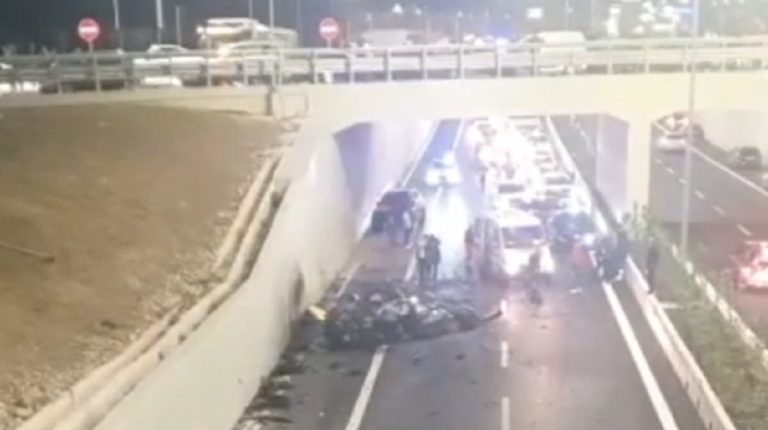 Aksident i rëndë në Tiranë, makina bie nga mbikalimi dhe përfundon në autostradë