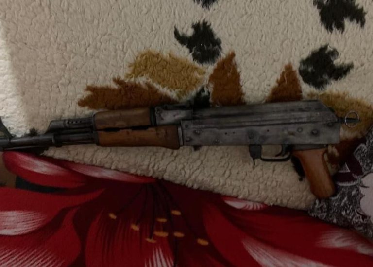 DIBËR – Adoleshenti plagos me armë zjarri nënën, shoqërohet nga policia