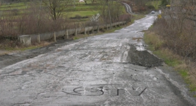VIDEO – Skandali i radhës me rrugën nacionale, mbi asfalt hidhen dhera