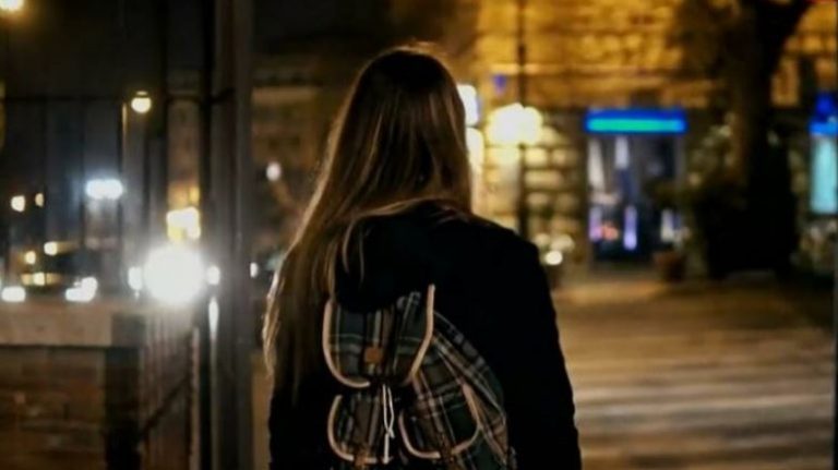 Tentoi të abuzonte me 19-vjeçaren dhe t’i merrte çantën e shpinës, arrestohet 25-vjeçari shqiptar në Selanik